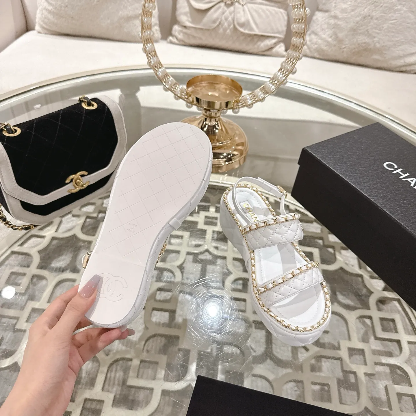 👟👟Ex-factory price 600👟👟 𝐂𝐇𝐀𝐍𝐄𝐋 | Xiaoxiang 25𝐬𝐬 🦋2025 Spring and Summer New Products Counter Classic Xiaoxiang Double C Diamond Chain Slippers Series New〰 🍬 The absolute best in the BS fashion circle. Matching will perform meticulously Minimalist, classic elements that will never fade away 💋 Show unique dressing style, too beautiful to say anything. A must-have for summer... Upper: Original high-customized lambskin Lining: Imported mixed sheepskin lining Outsole: Original molded non-slip outsole Shoe size: 35-39 (34.40.41.42 customization is not returnable)